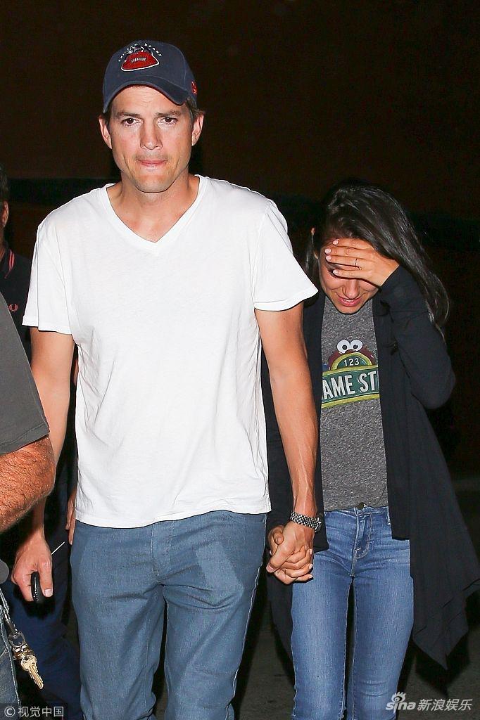 组图:阿什顿·库彻携娇妻库尼斯现身街头 个高腿长男友力max