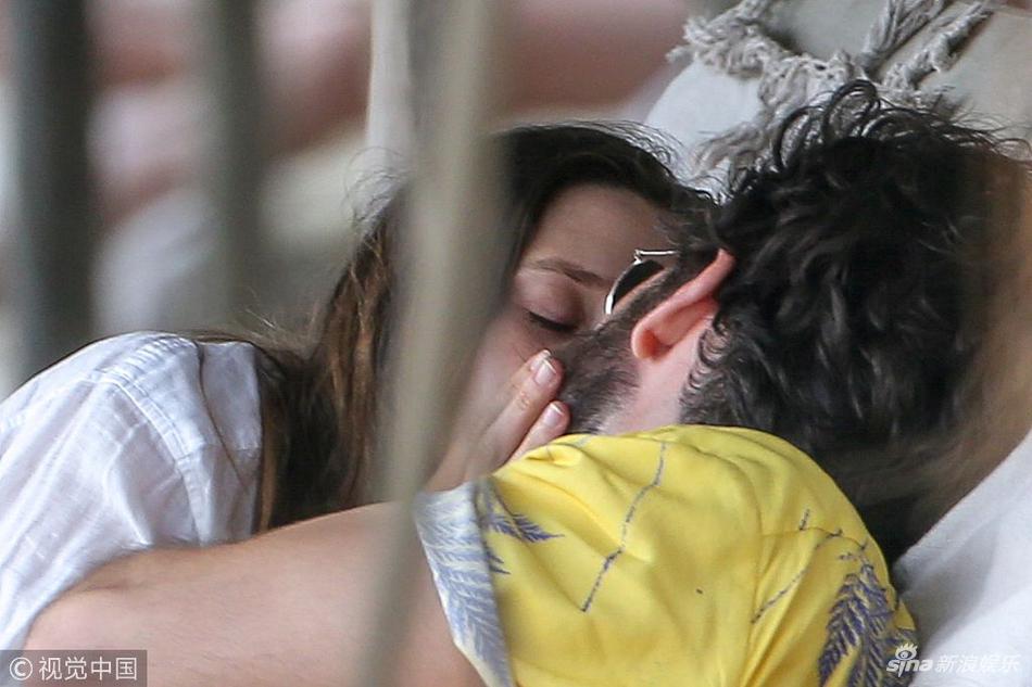 组图:"红女巫"奥尔森撩发凹造型 手捧男友"胡渣脸"深情热吻