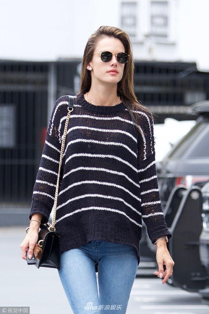 组图安布罗休条纹衫配牛仔裤身材超赞秀发二八分酷劲十足