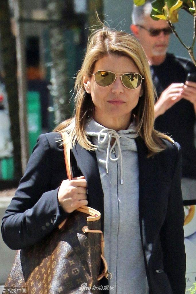 组图:洛莉·路格林出街享受好天气 墨镜遮面穿小西装ol范儿足