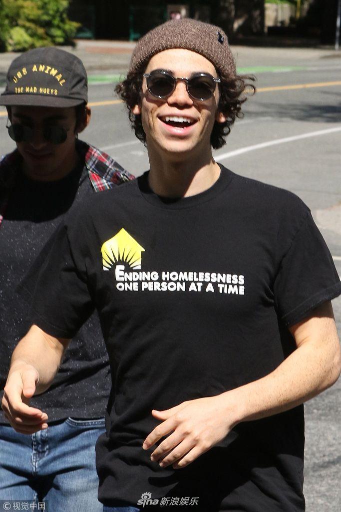 组图:卡梅隆·伯艾斯戴帽露卷毛潮味足 街头蹦跳庆生搞怪不停歇