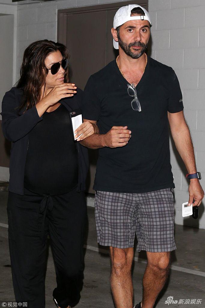 组图绝望主妇伊娃朗格利亚与老公相伴做产检