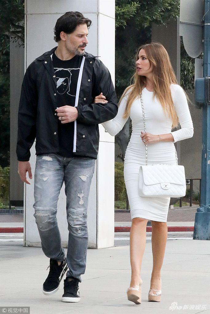 美国洛杉矶,索菲亚·沃基拉与男友乔·曼根尼罗现身街头