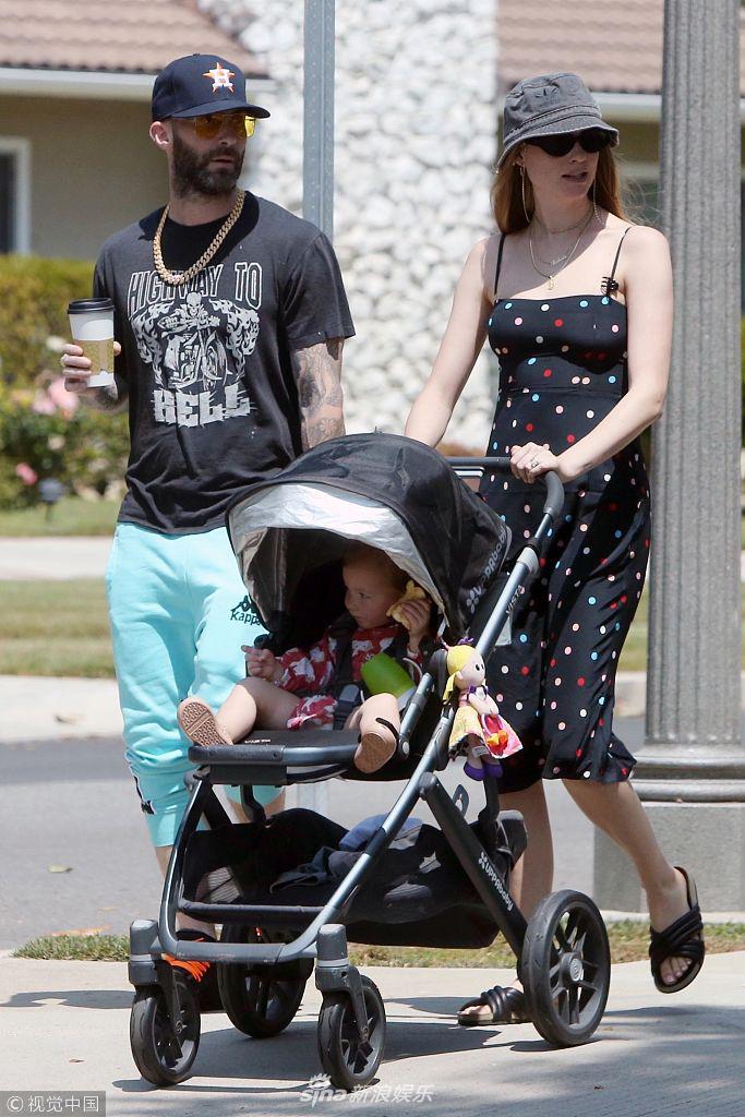 组图:亚当·莱文携妻女散步温情满满 妻子娇美女儿可爱