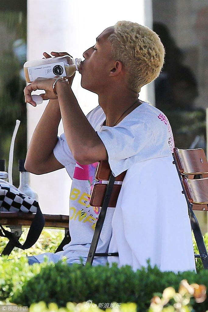 组图:贾登·史密斯仰头狂喝饮料解渴 对镜比rock手势嘻哈范儿足