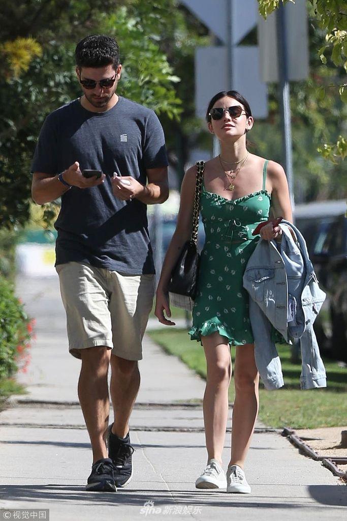 组图露西海尔穿吊带裙抬头走路雄赳赳与神秘男热聊笑逐颜开