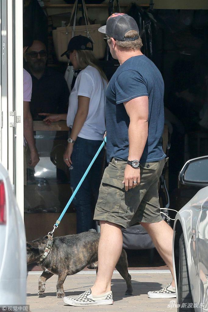 组图:"雷神"37岁大哥卢克当街遛爱犬 休闲t短裤尽显悠闲姿态