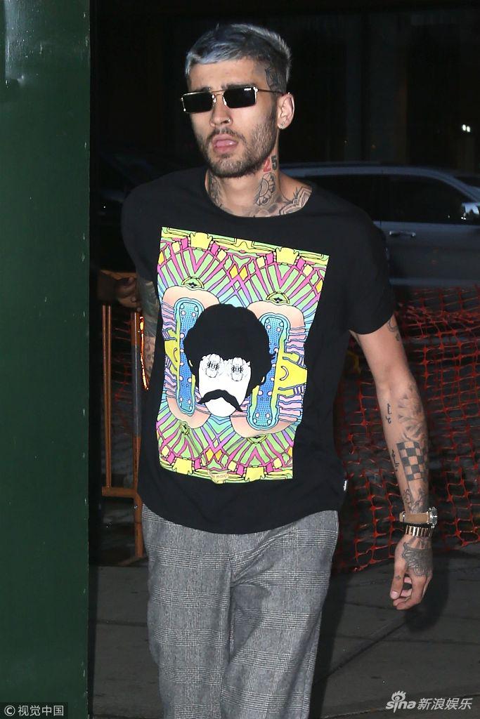 组图:泽恩·马利克离开女友吉吉公寓 手插兜疾走露花臂似小混混