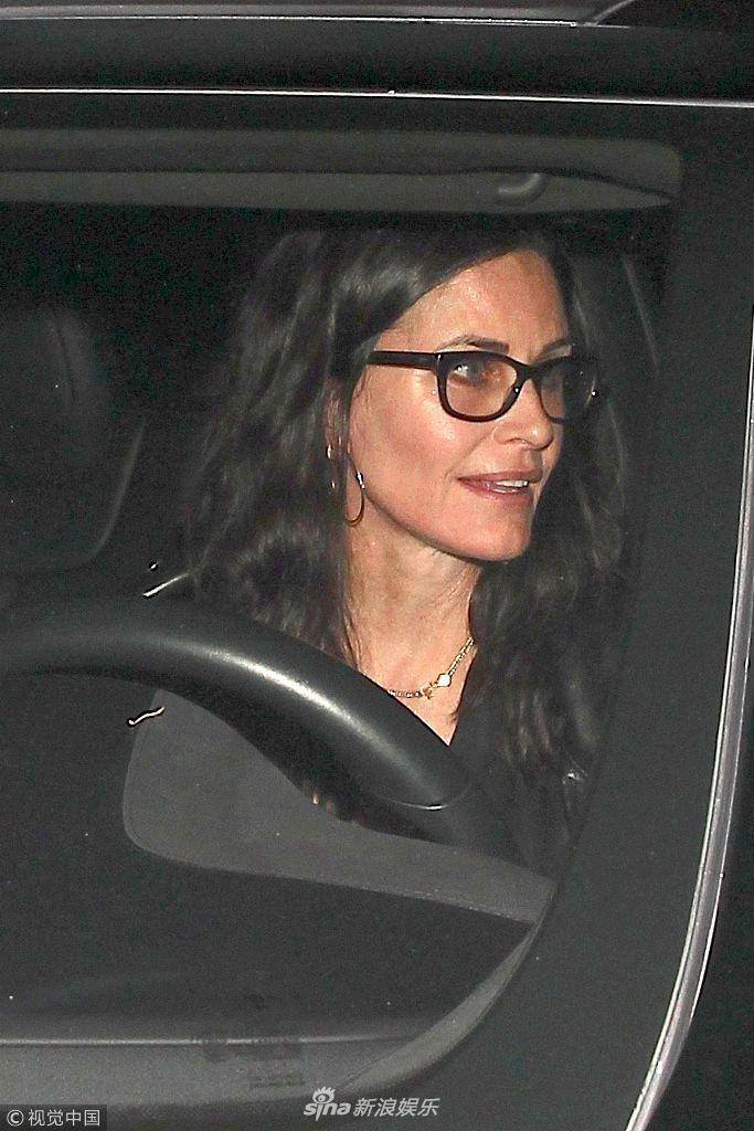 组图柯特妮考克斯皮肤紧致显年轻戴眼镜气质佳