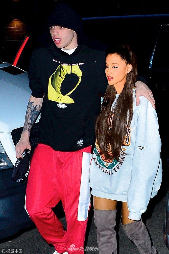 组图:"a妹"玩下衣失踪获男友宠溺搂抱 两人深夜约会撒狗粮