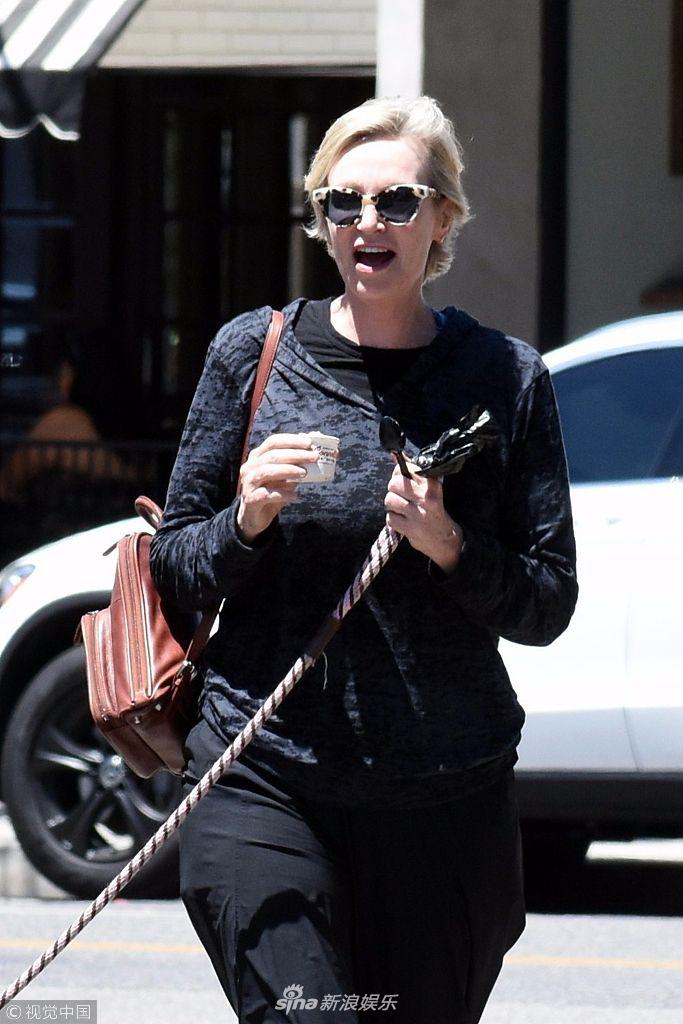 组图:简·林奇全黑look酷感十足 变"铲屎官"街头遛爱犬享悠闲