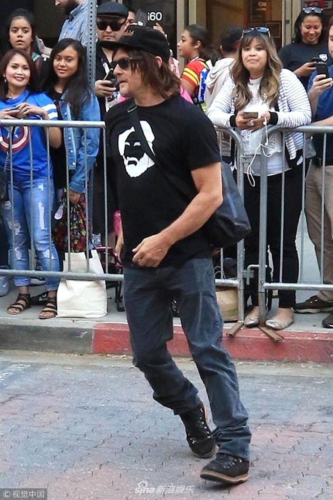 组图:诺曼·李杜斯穿着邋遢似流浪汉 街头"尬舞"戳笑点引关注