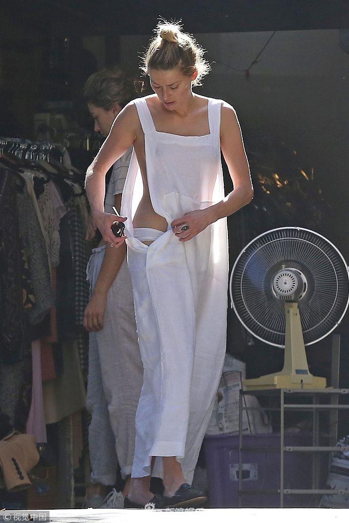 组图德普前妻艾梅柏真空穿白裙露性感美肌素颜爆痘与友人拥抱