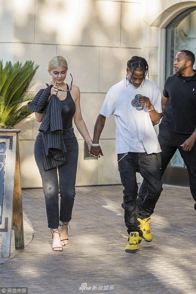 组图:凯莉·詹娜牵手男友甜蜜逛街 丰胸翘臀似"mini版金大姐"