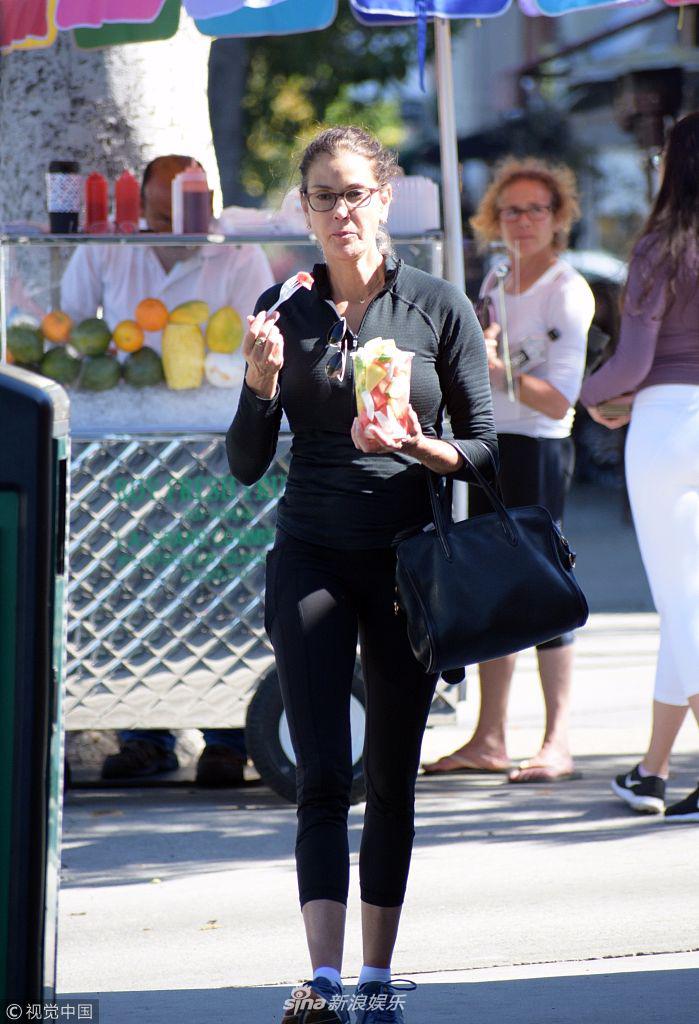 组图:泰瑞·海切尔纯素颜老气横秋 街边嘴馋吃沙拉无明星范