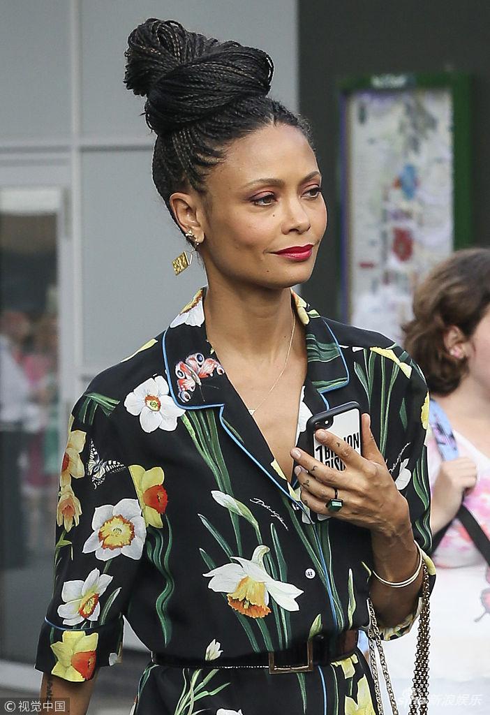 组图:桑迪·牛顿穿墨绿花裙典雅端庄 搭配紫色包包贵妇感十足