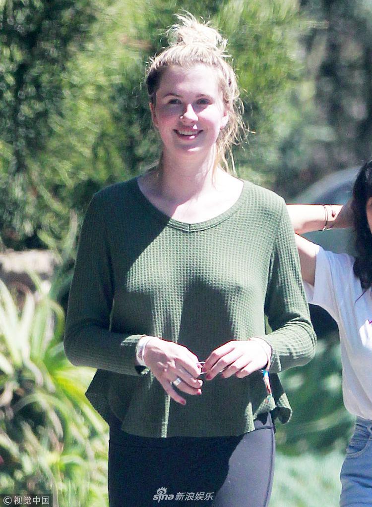 组图艾儿兰德鲍德温真空上阵美胸隐现对镜露笑心情好