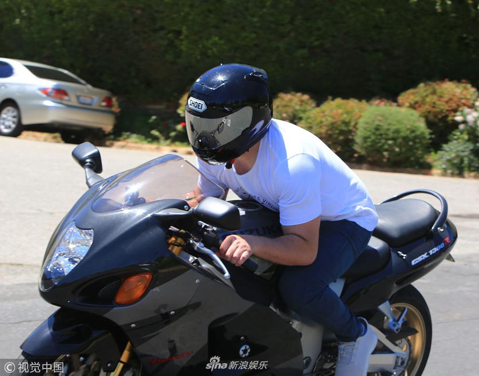 组图:本·阿弗莱克骑摩托车帅炸天 极具活力重回"鲜肉"行列