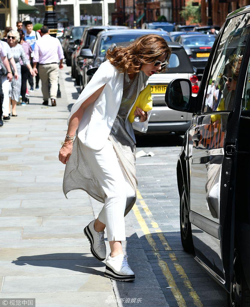 组图:特蕾妮雷厉风行似女强人 银白装配黄包时尚亮眼