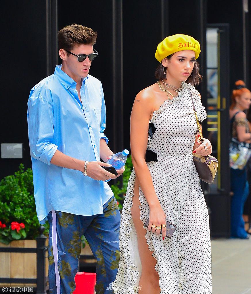 组图:杜瓦·里帕穿高叉裙秀粗腿性感侧漏 和男友颜值登对超养眼_高清