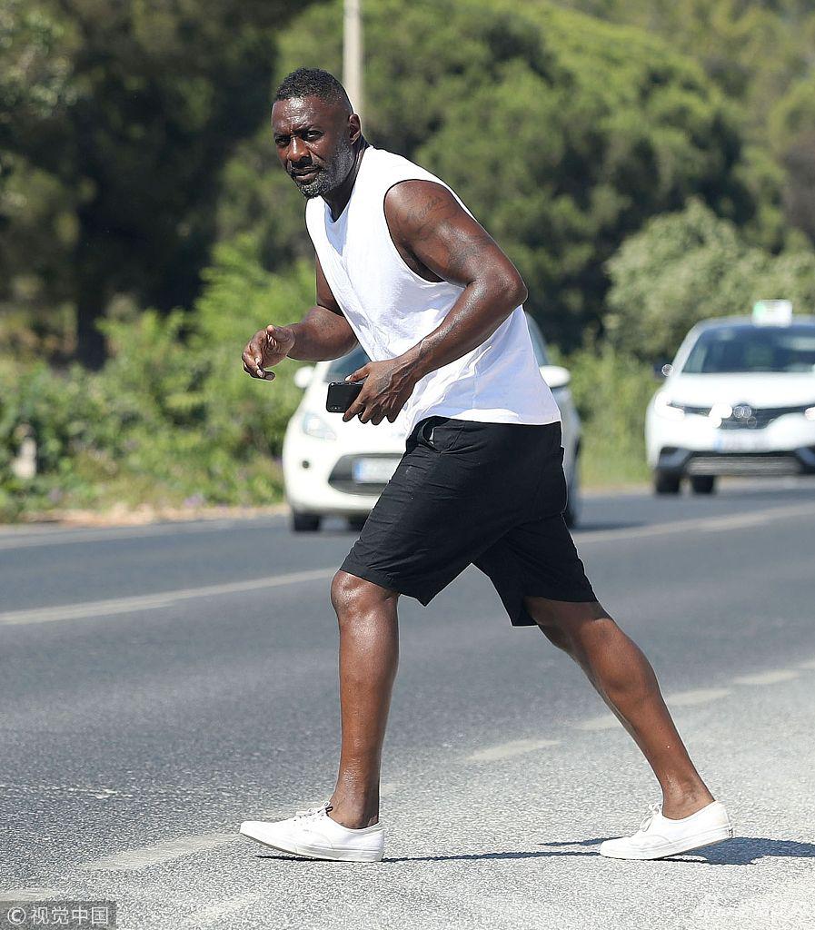 组图:伊德瑞斯·艾尔巴街头凹造型 身材魁梧形似"大狗熊"