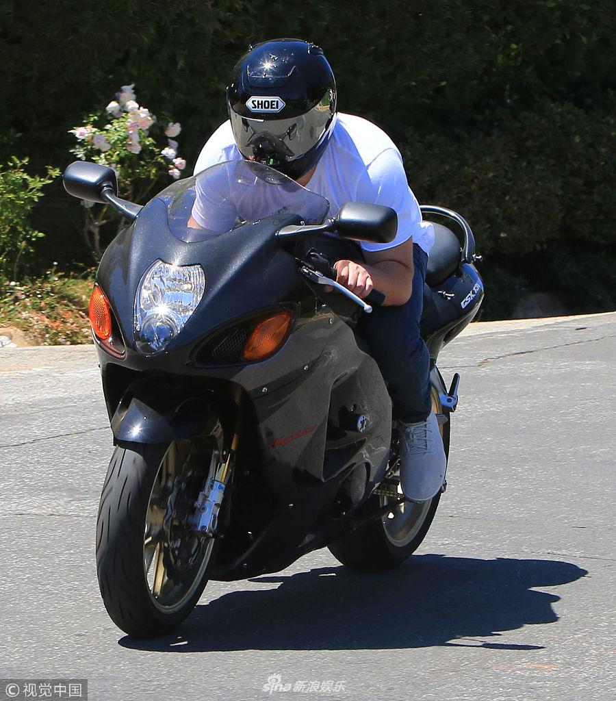 组图:本·阿弗莱克骑摩托车帅炸天 极具活力重回"鲜肉"行列