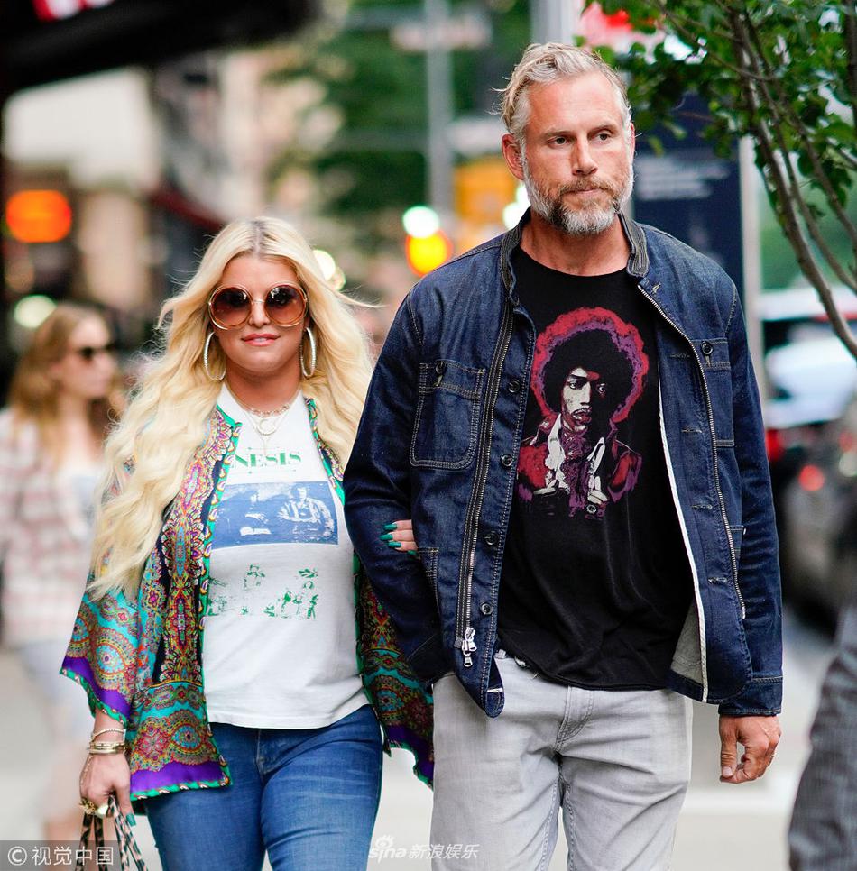 组图:杰西卡·辛普森倚肩老公显甜蜜 穿"泰国风"上衣金发闪耀