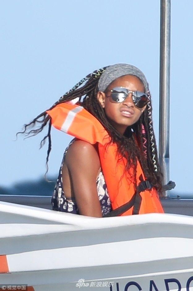 组图:维罗·史密斯一头脏辫展迷之审美 下衣失踪秀美腿