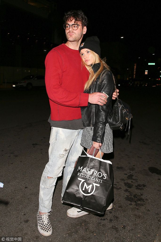 知名电音组合烟鬼(the chainsmoker)成员亚历克斯·鲍尔(alex pall)与