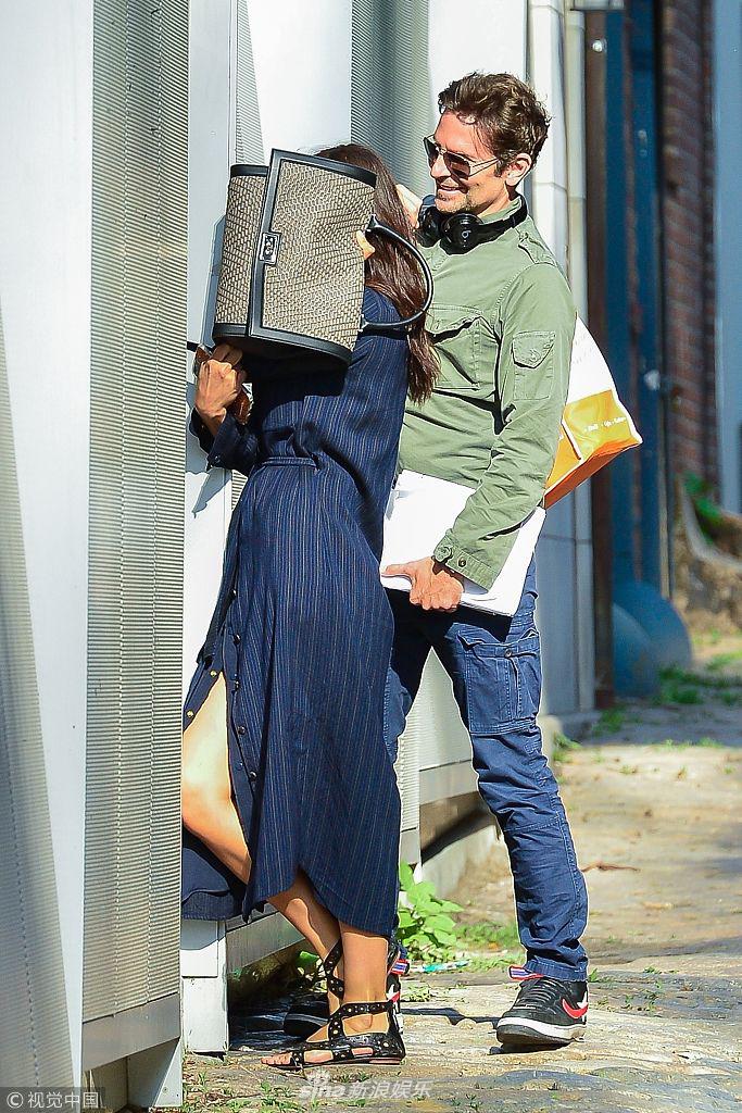 组图:布莱德利·库珀与妻子对镜顽皮逗趣 妻子产后现身四肢纤细_高清