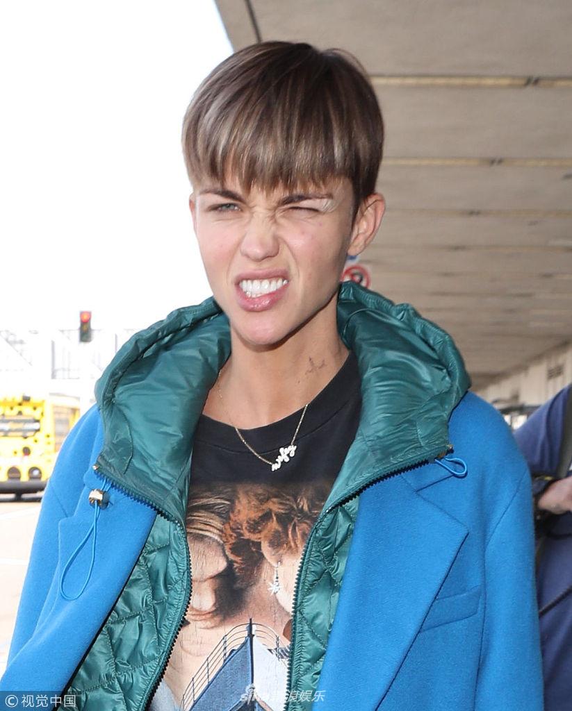 组图:鲁比·洛斯穿深蓝外套帅气炸裂 边走边挥手"挤眉弄眼"