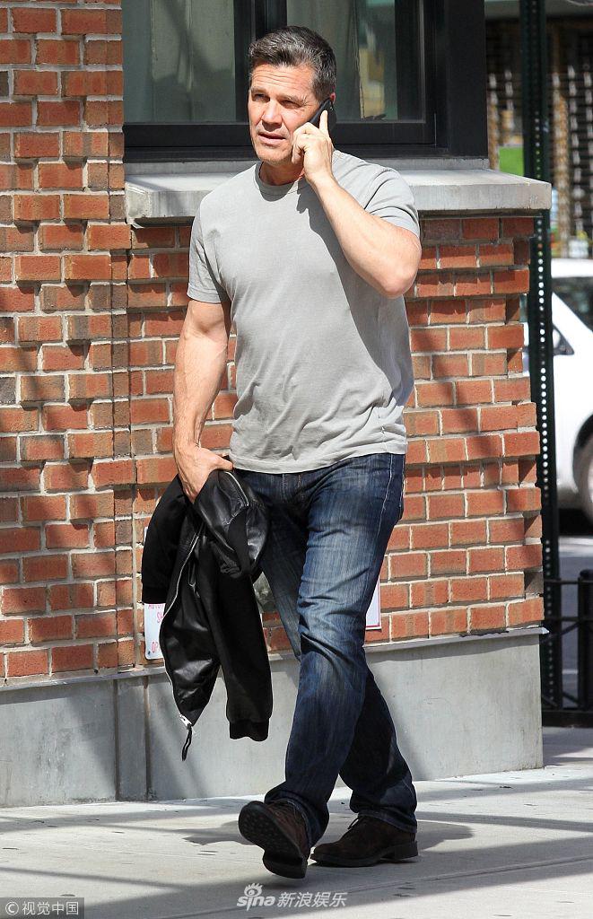 组图:灭霸乔什·布洛林紧身半袖秀肌肉 路边打电话帅气养眼