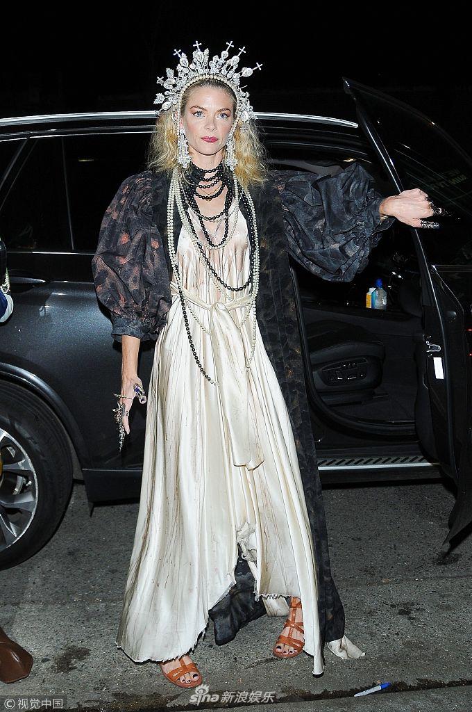 组图:杰米·金戴十字架皇冠参加万圣节 叉腰对镜玩摆拍英气十足