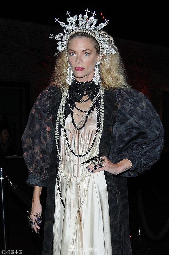 组图:杰米·金戴十字架皇冠参加万圣节 叉腰对镜玩摆拍英气十足