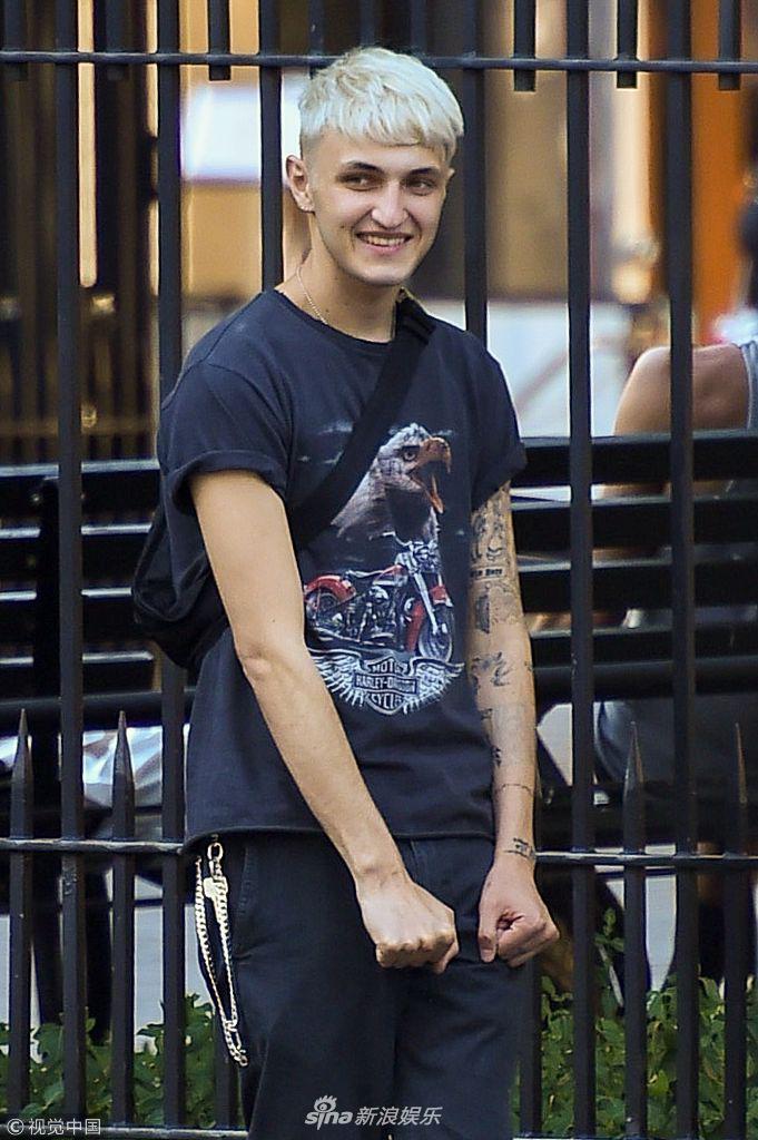 新浪娱乐讯 当地时间2018年7月10日,美国纽约,安瓦尔·哈迪德现身街头