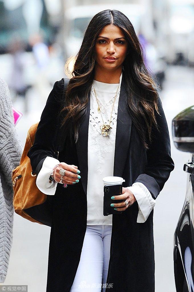 组图:卡米拉·阿尔维斯简约黑白配秀时尚品味 斜背双肩包显洒脱