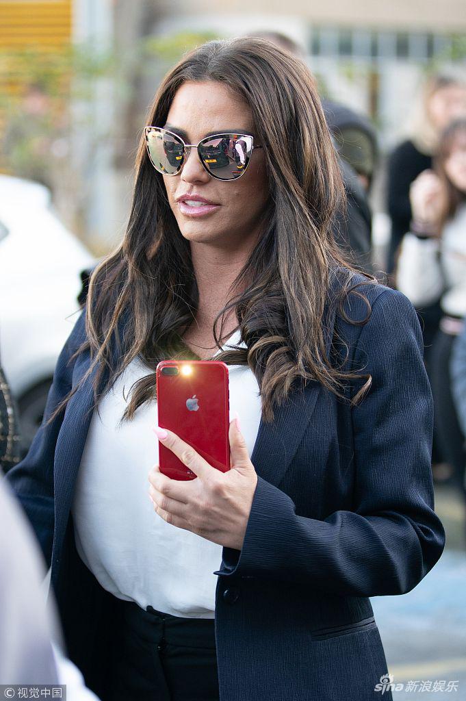 当地时间2019年2月25日,英国伦敦,凯蒂·普莱斯(katie price)现身法院