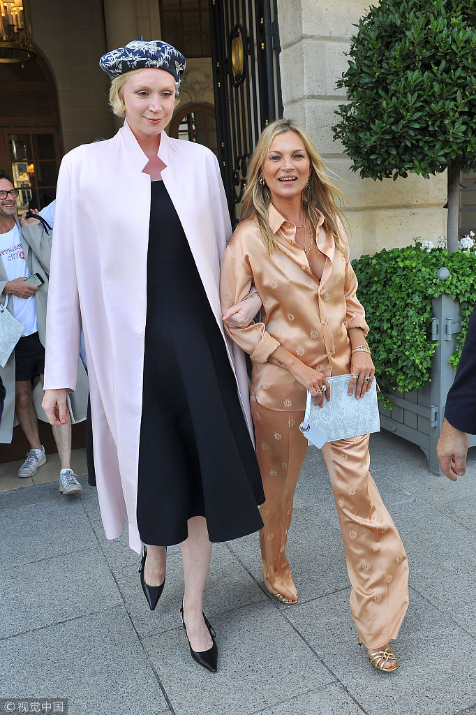 组图:凯特·莫斯穿丝绸"睡衣"优雅减龄 气场遭克里斯蒂碾压