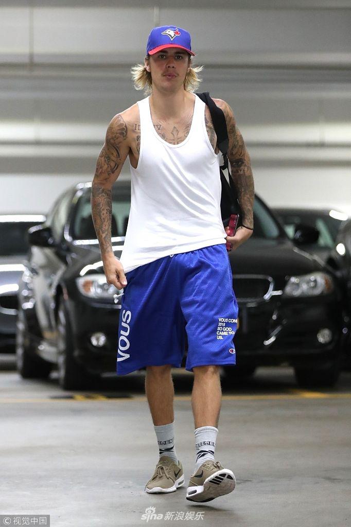 组图:比伯独驾豪车吃早餐不见未婚妻海莉 穿吊带t秀肌肉露花臂