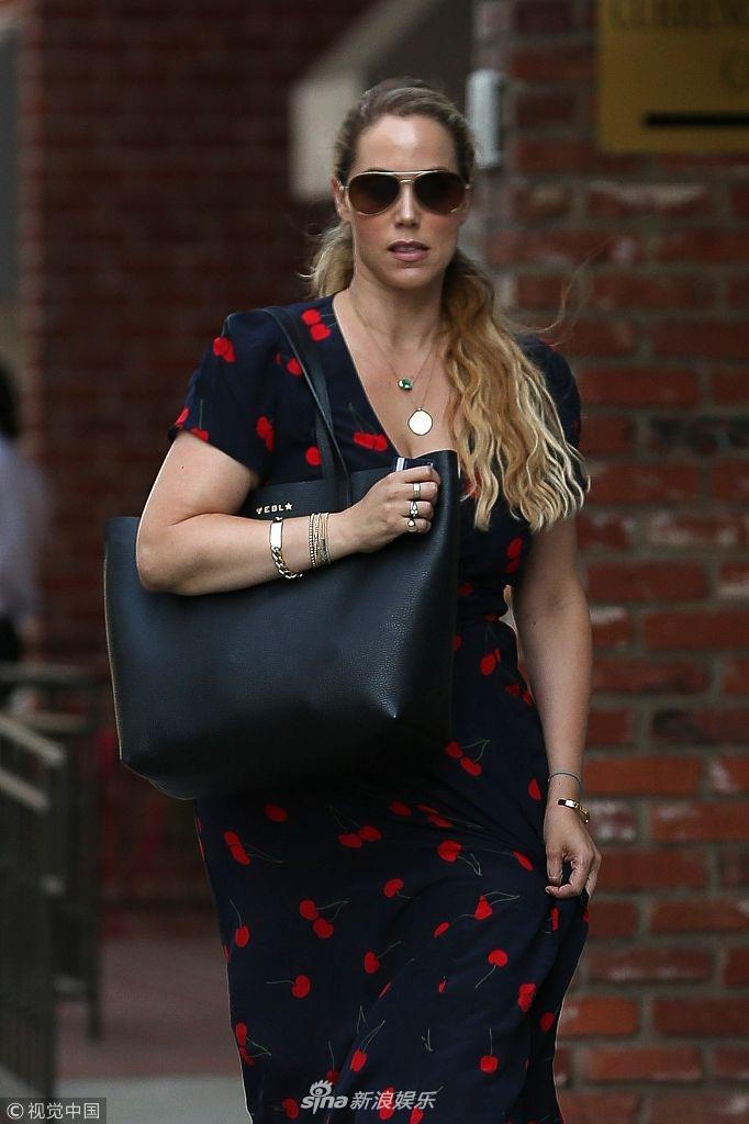 组图:伊丽莎白·伯克利穿波点裙展少女心 脚踩人字拖豪放不羁