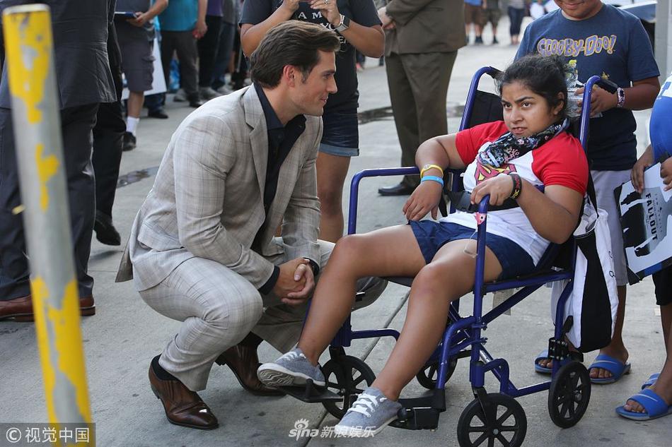 组图:"超人"亨利·卡维尔穿西装英俊潇洒 蹲地慰问残障小粉丝_高清