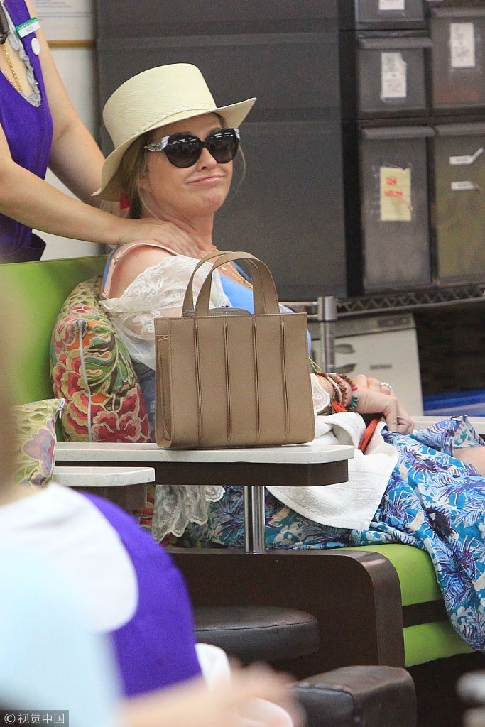 组图:凯西-希尔顿外出做美甲享受按摩 一身度假风惬意十足