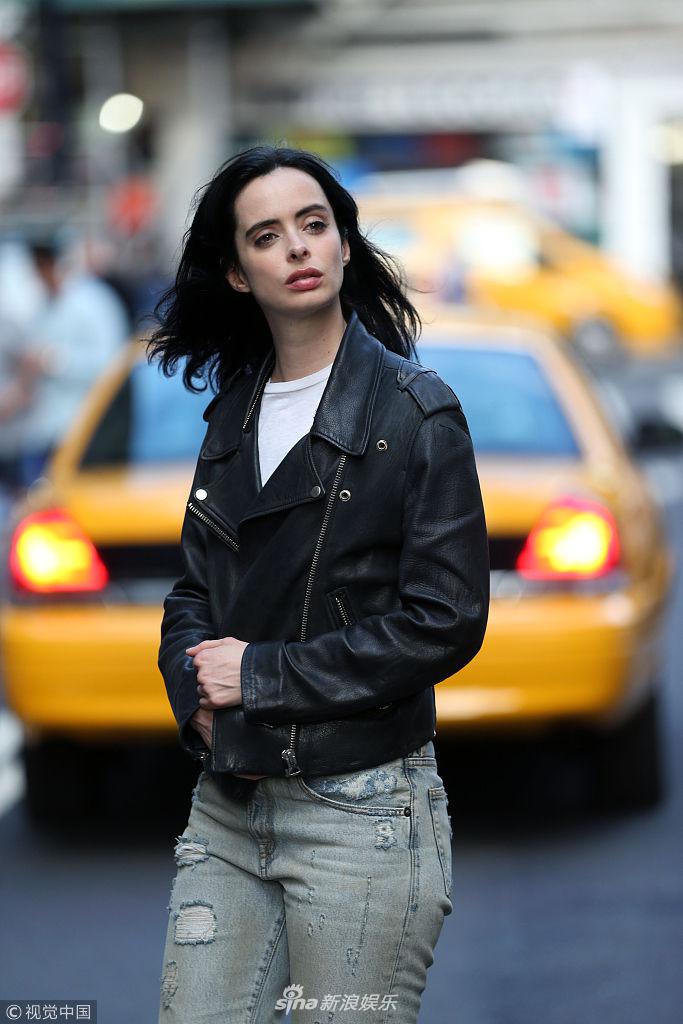 组图:克里斯滕·丽特变"机车女孩" 手撑出租车眼神凌厉