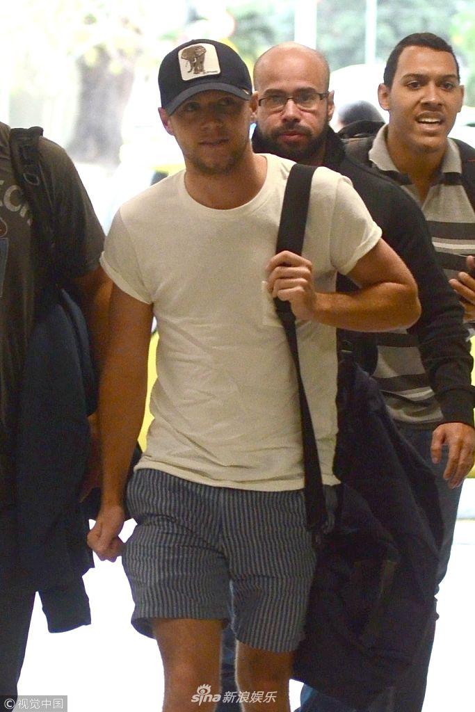 组图:奈尔·霍兰扭胯疾走"娘气"冲天 遭粉丝疯狂围堵低头暖笑