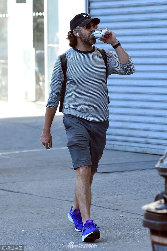 组图杰森苏戴奇斯胡子邋遢大叔范包边走边喝饮料似小孩