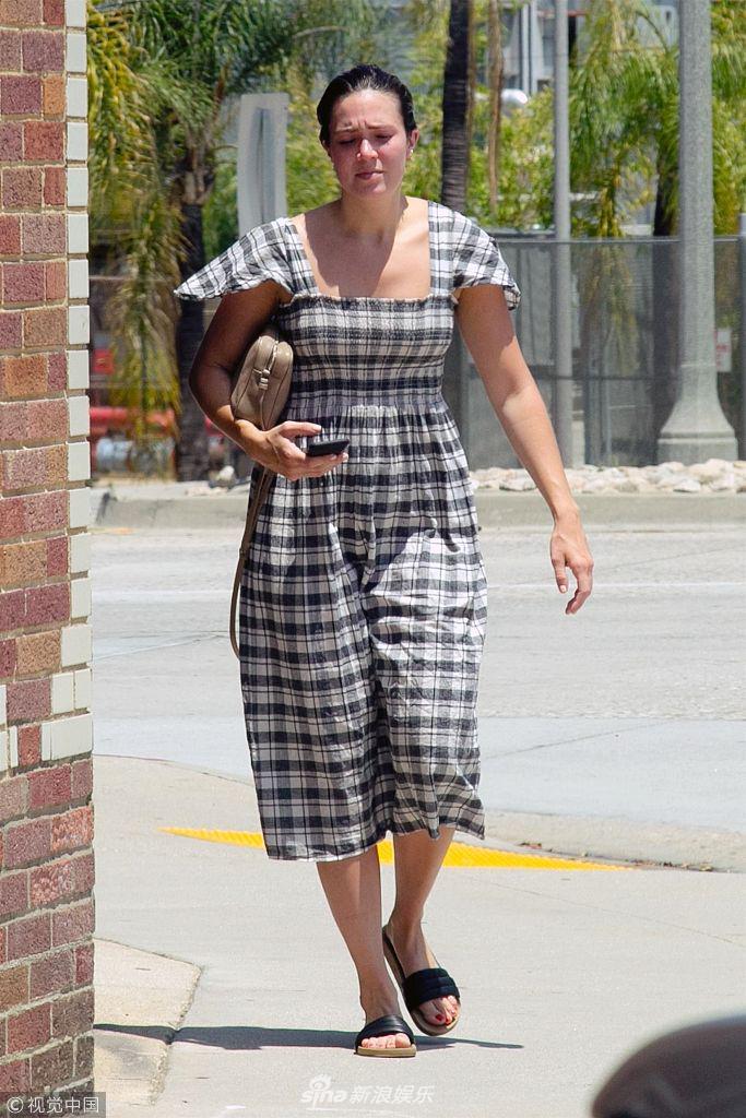组图:曼迪·摩尔素颜出街脸通红 身穿黑白格裙虎背熊腰似大妈_高清