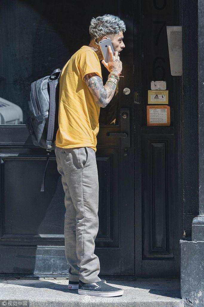 组图:泽恩·马利克穿"爱"t配花臂帅炸了 没带钥匙哈腰打电话