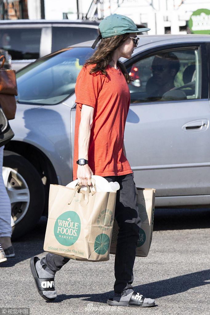 组图:艾伦·佩姬"红配绿"踩凉拖出街 双手拎重物收获满满