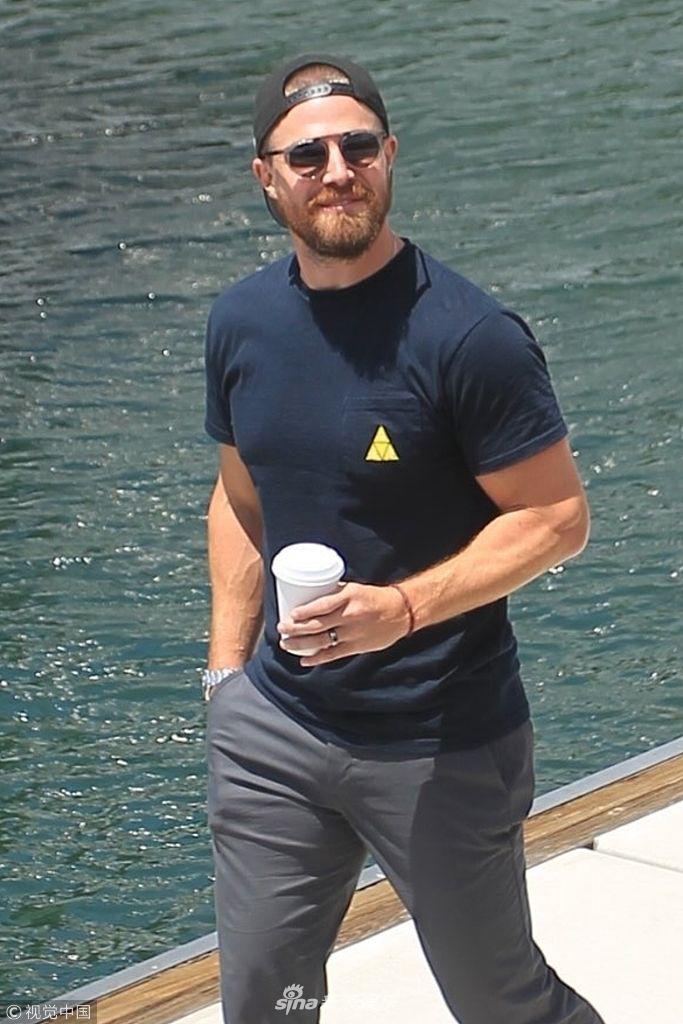 组图:"绿箭侠"阿梅尔反戴棒球帽 紧身t显胸肌端咖啡显man_高清图集