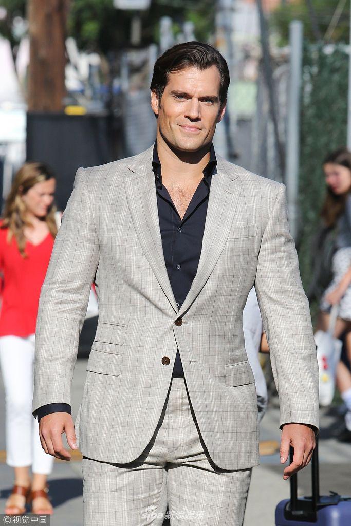 组图:"超人"亨利·卡维尔穿西装英俊潇洒 蹲地慰问残障小粉丝_高清